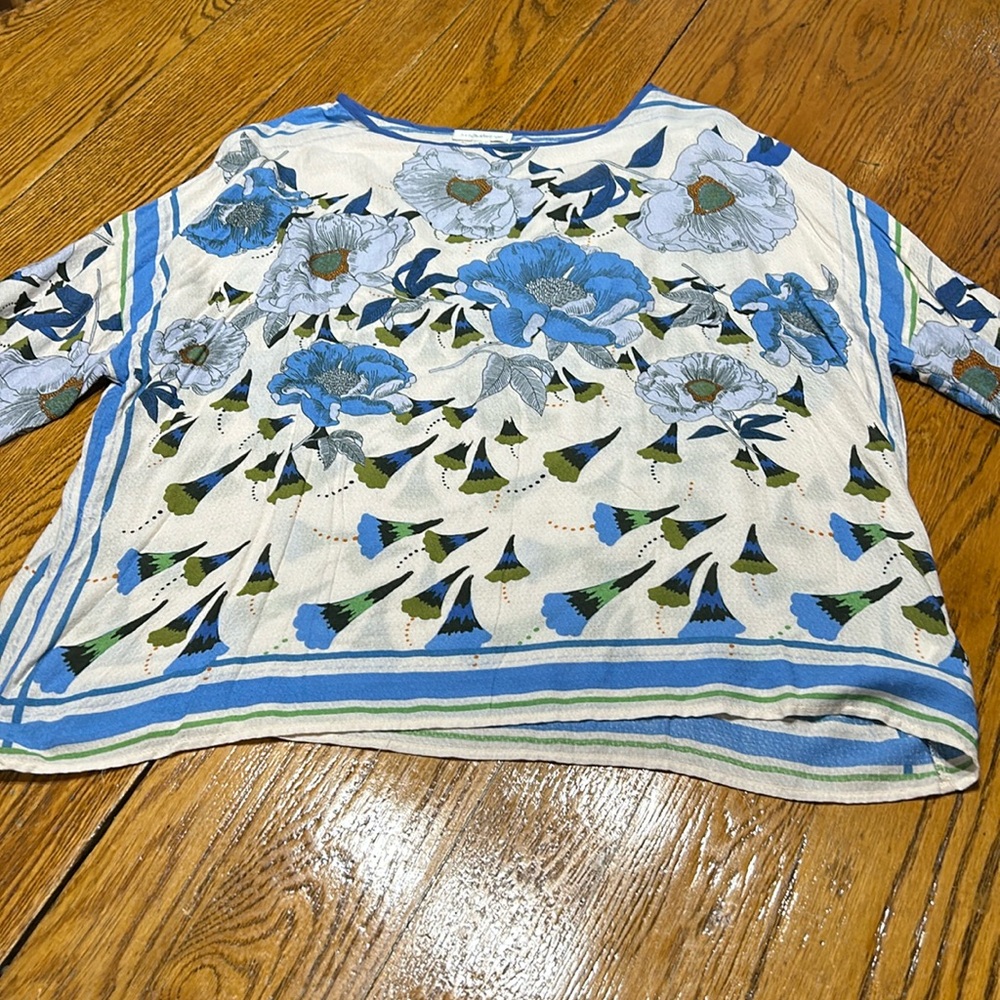 JohnPaulRichard batwing sleeve ladies top. Blue floral.  Size Medium.